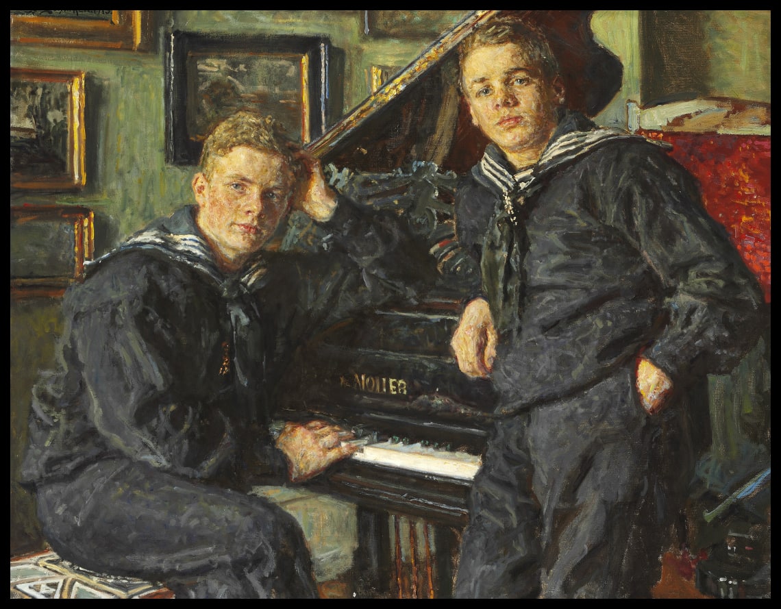 Ingvar et Sven en tenue de marin près du piano. Double portrait