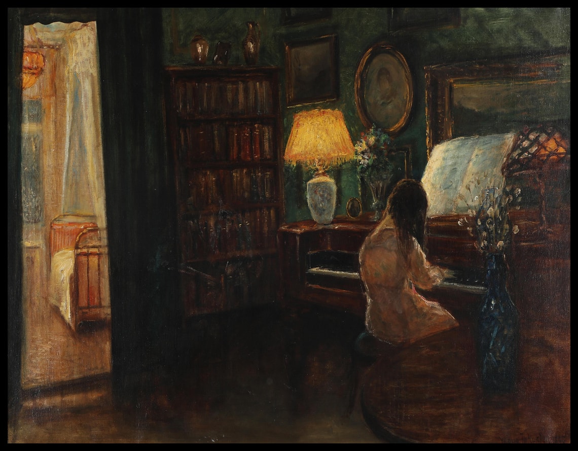 Intérieur avec une femme assise au piano, faisant face à l'extérieur