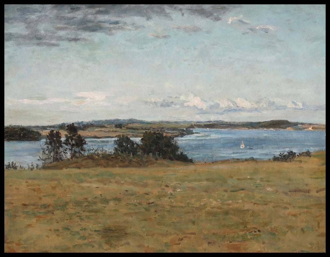 Paysage avec une vue d'une baie, un petit bateau de plaisance en arrière-plan