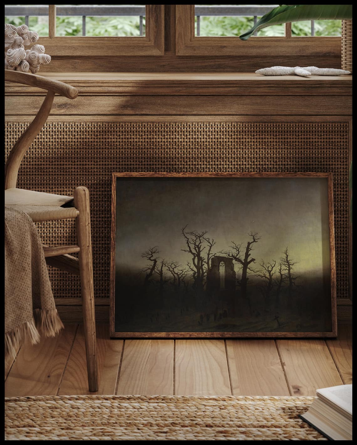 Ein gerahmter Kunstdruck mit nebelverhangenem Wald und gotischer Ruine, vor einem Fenster an die Wand angelehnt