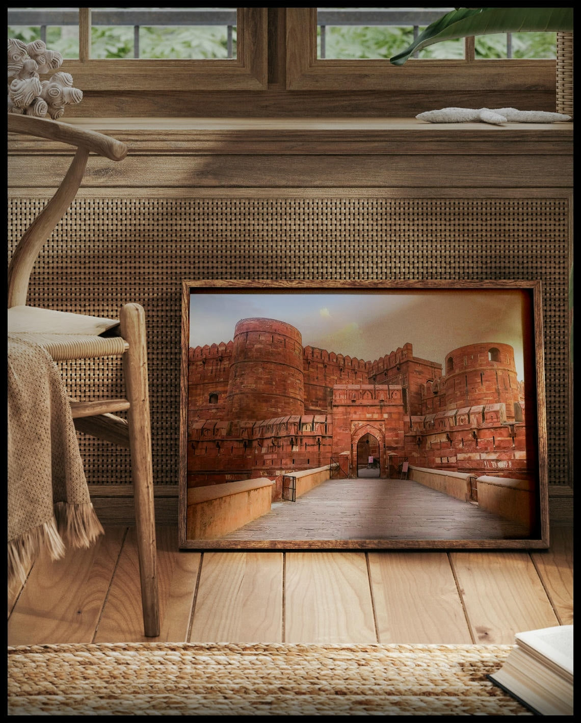 Ein gerahmtes Poster vom Agra Fort in Indien bei Sonnenuntergang, vor einem Fenster an die Wand angelehnt