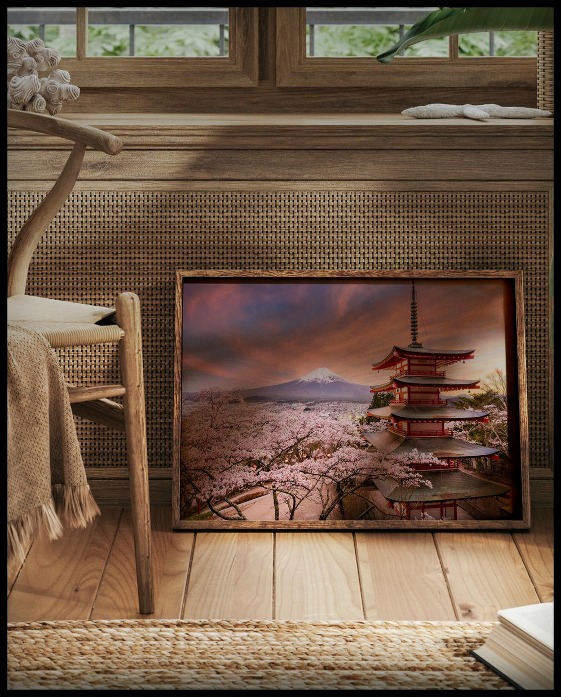Ein gerahmtes Poster von der Chureito-Pagode vor dem Fuji-Berg bei Sonnenuntergang, umgeben von Kirschblüten, vor einem Fenster an die Wand angelehnt