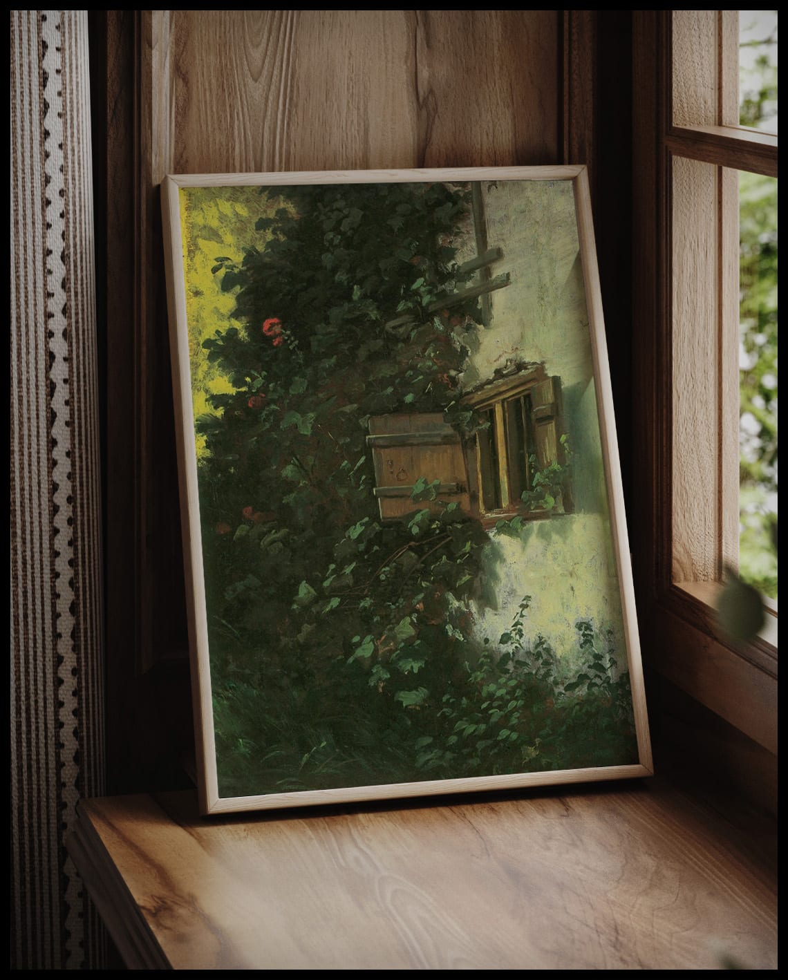 Mur de la maison avec fenêtre d'écurie et treillis bordé de roses