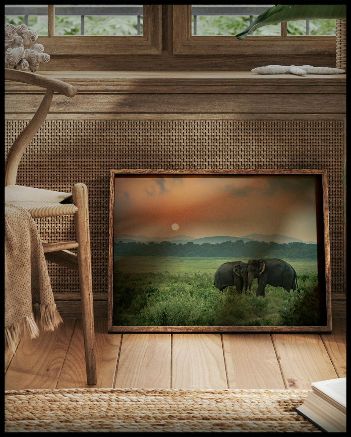 Ein gerahmtes Poster von zwei Elefanten bei Sonnenuntergang in Afrika, vor einem Fenster an die Wand angelehnt