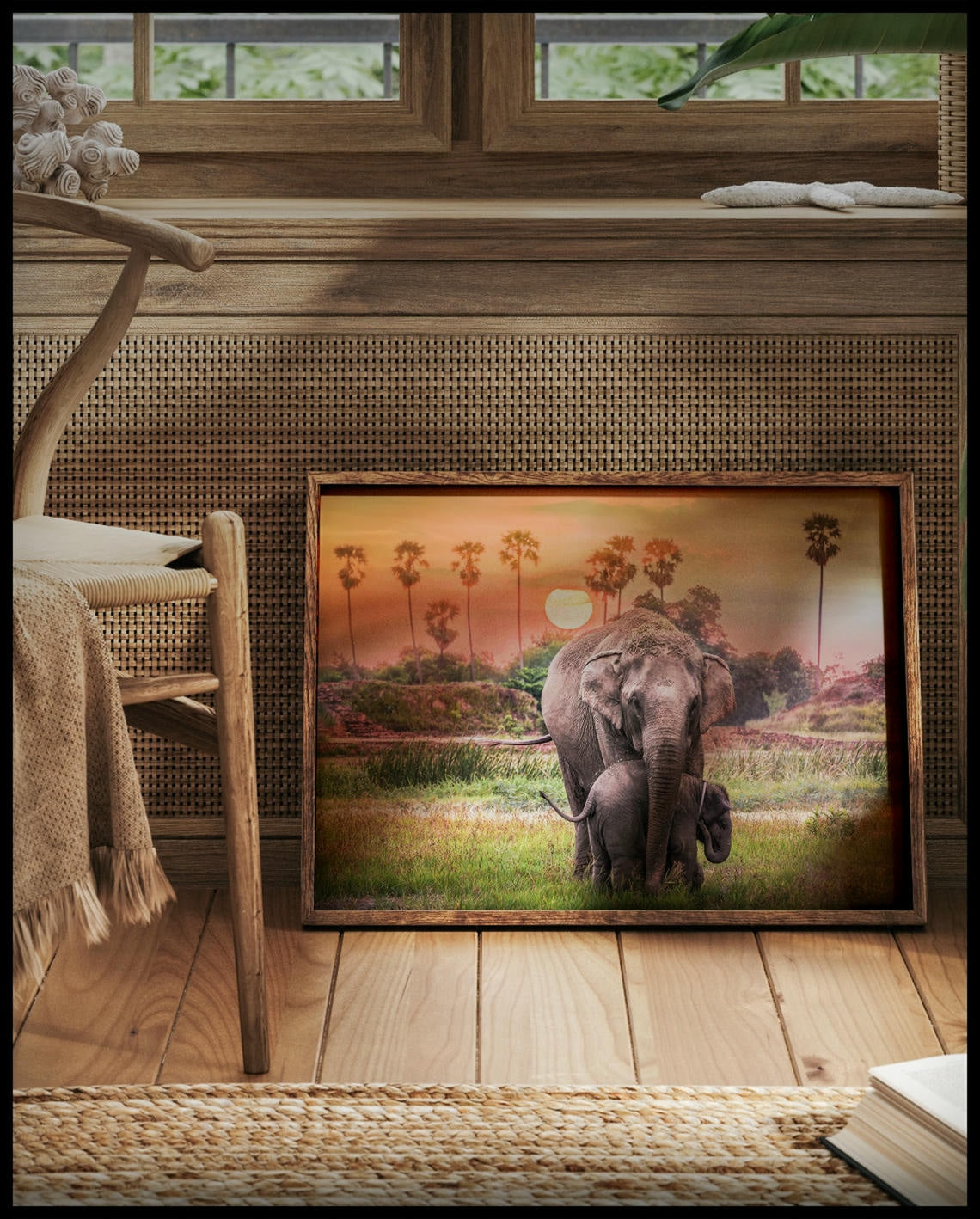 Ein gerahmtes Poster von zwei Elefanten bei Sonnenuntergang in Afrika, vor einem Fenster an die Wand angelehnt