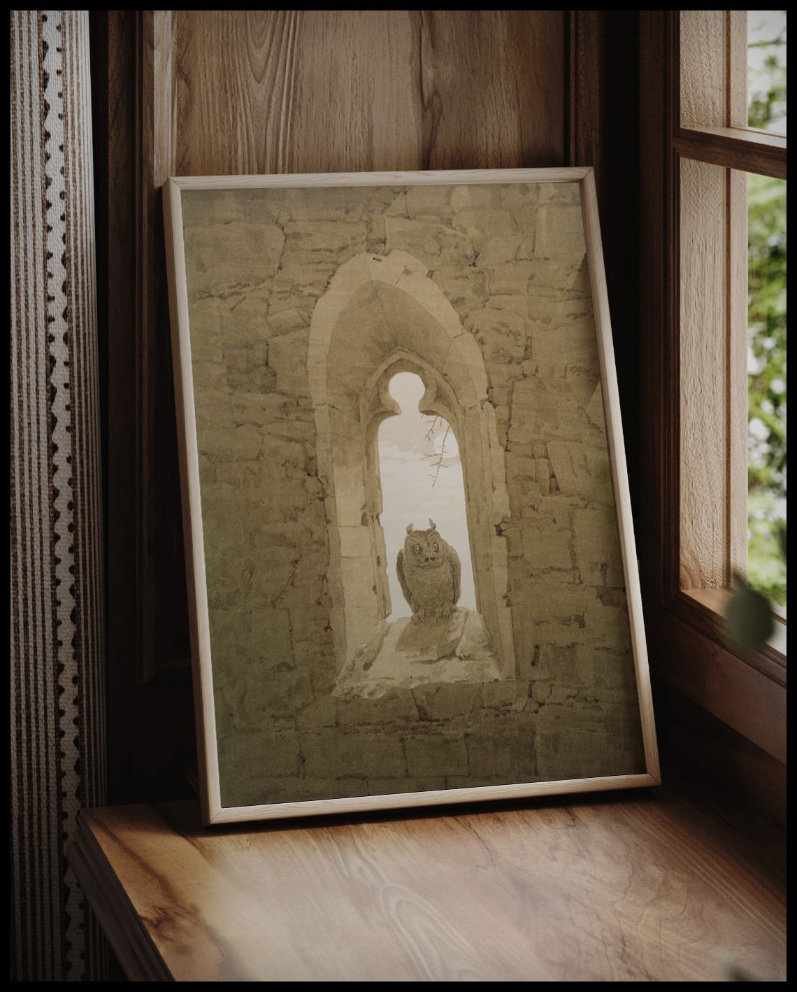 Ein gerahmter Kunstdruck einer Eule, die in einem gotischen Fenster sitzt, vor einem Fenster an die Wand angelehnt