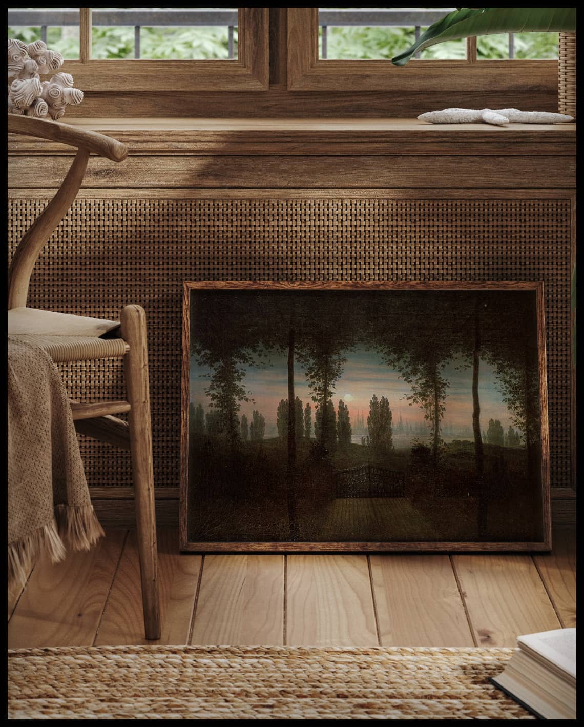 Ein gerahmter Kunstdruck von einer eisernen Zauntür und einer weiten Landschaft, vor einem Fenster an die Wand angelehnt