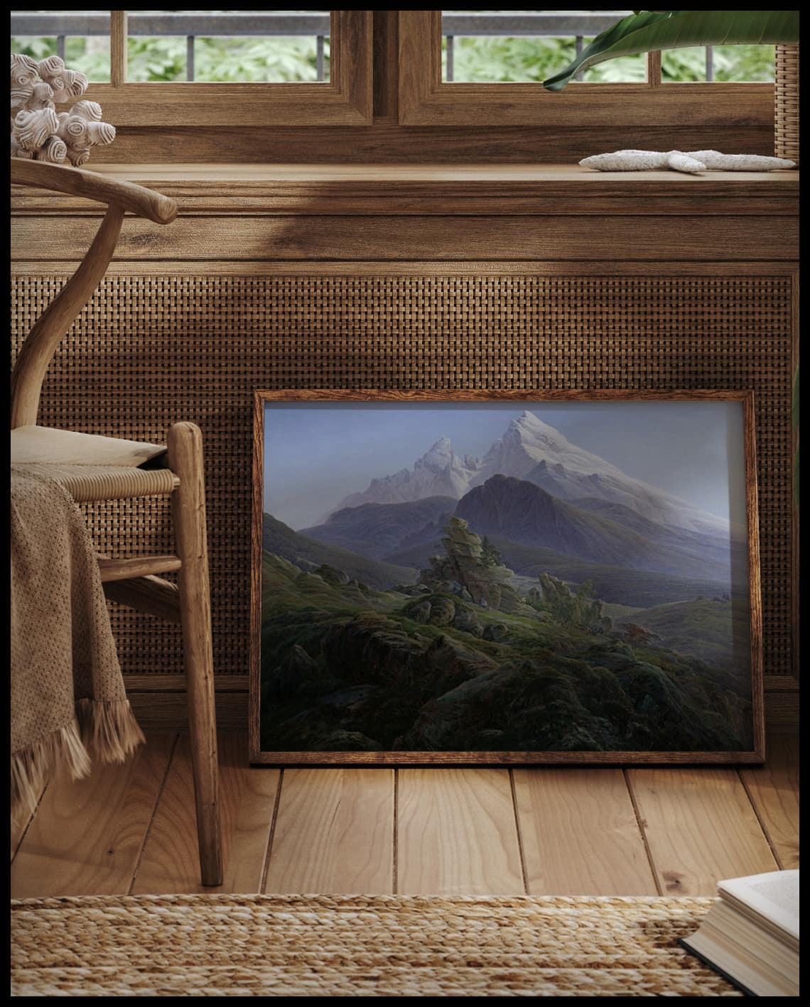Ein gerahmter Kunstdruck des Watzmanns in den Berchtesgadener Alpen, vor einem Fenster an die Wand angelehnt
