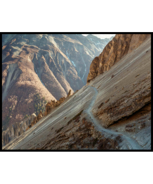 Ein Poster von einem Wanderweg in einer kargen, trockenen Berglandschaft.