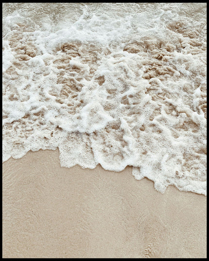 Ein Poster von schaumigen Wellen am Strand.