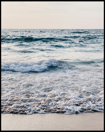 Ein Poster von schaumigen Wellen am Strand.