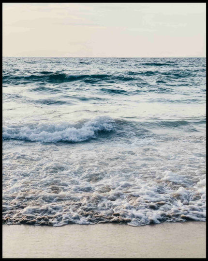 Ein Poster von schaumigen Wellen am Strand.