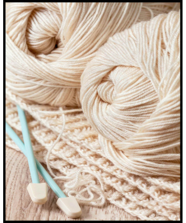 Ein Poster von einer Nahaufnahme von Wolle und Häkelwerkzeug.