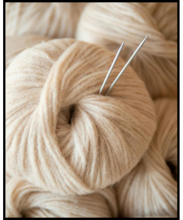 Ein Poster von einer Nahaufnahme von mehreren Wollknäulen.