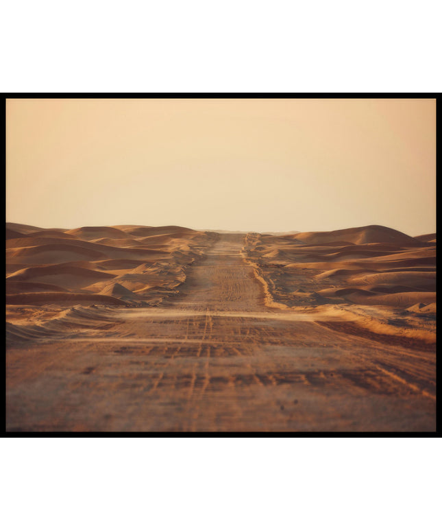 Ein Poster von einer trockenen Straße die durch eine sandige Wüste führt.