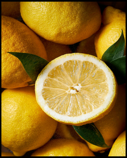Ein Poster von einer Nahaufnahme mehrerer Zitronen.