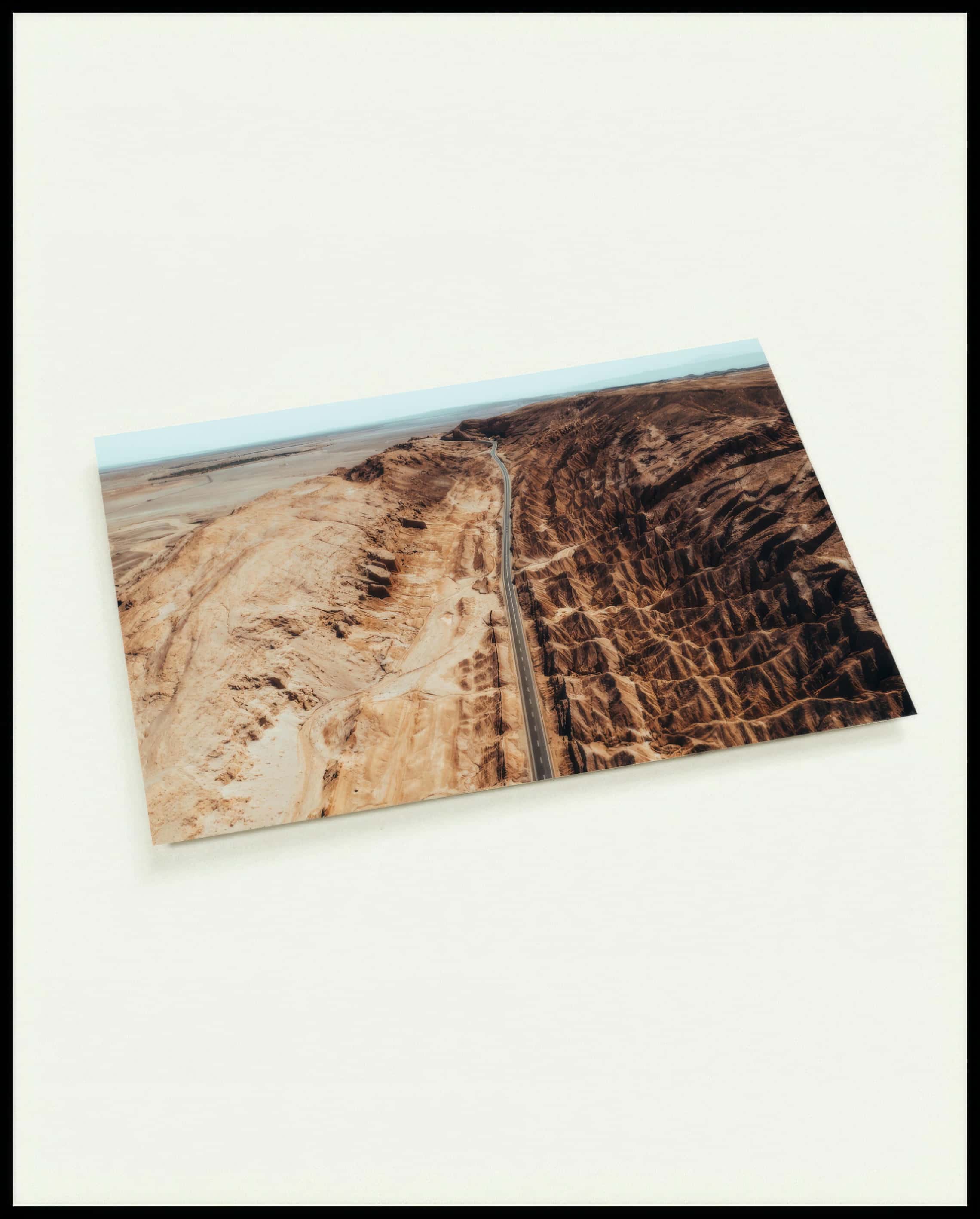 Eine Postkarte von einer Straße, die durch die zerklüftete Landschaft der Atacama-Wüste führt.