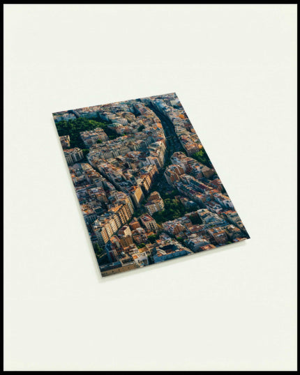 Eine Postkarte von einer langen Straße die durch die Innenstadt von Barcelona führt.