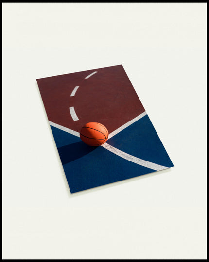 Eine Postkarte von einem Basketball auf einem Basketballplatz roten und blauen Feldern.