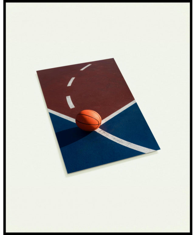 Eine Postkarte von einem Basketball auf einem Basketballplatz roten und blauen Feldern.