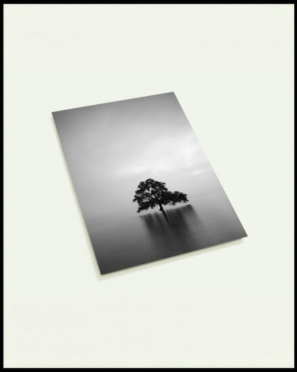Eine Postkarte von einem einsamen Baum, der in einem ruhigen See steht.