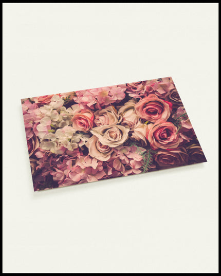 Eine Postkarte von einer Fülle rosa Blumen in einem üppigen Blumenstrauß.
