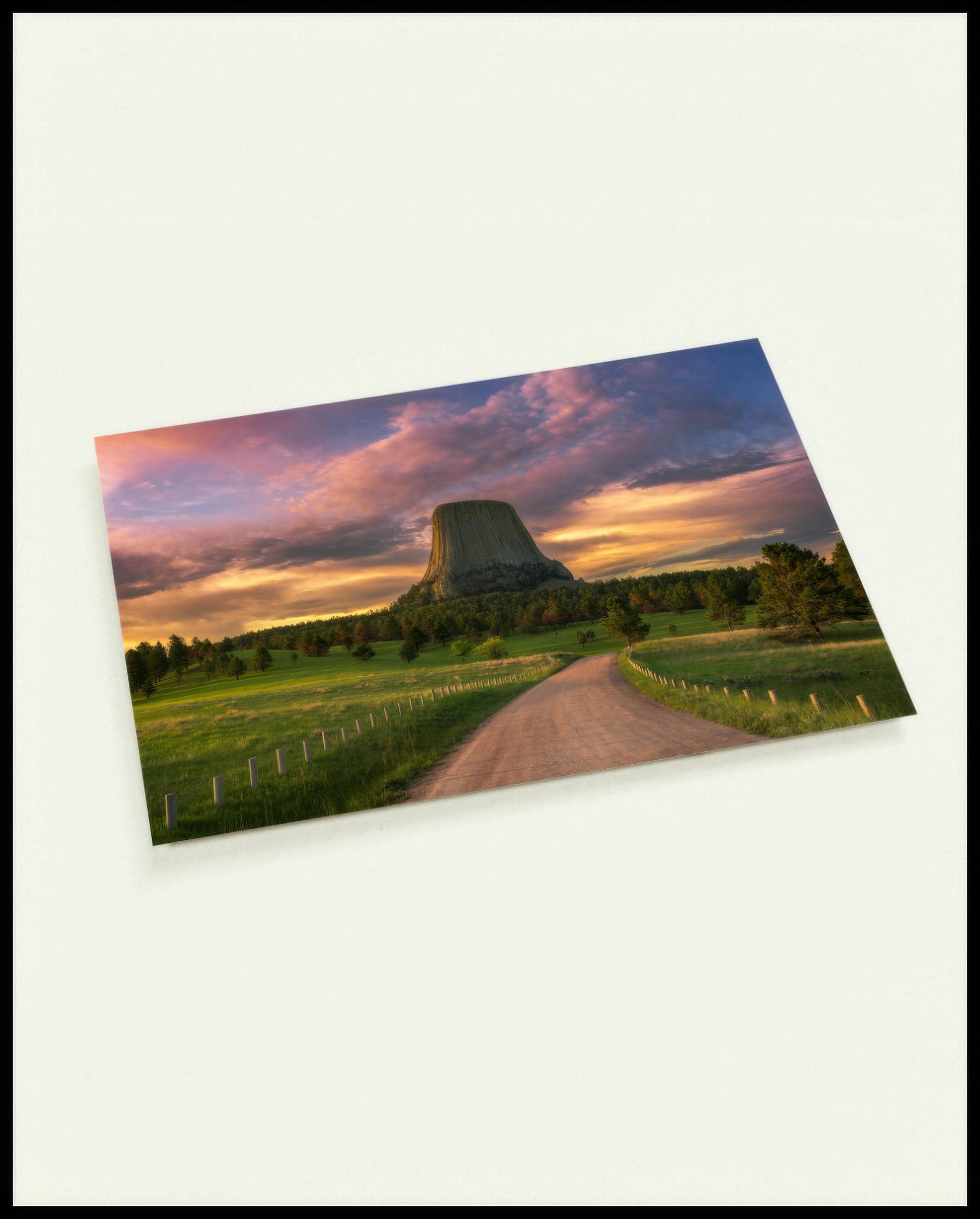 Eine Postkarte vom Devils Tower bei Sonnenuntergang.