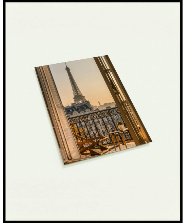Eine Postkarte von einem Balkon in Paris mit Blick auf den Eiffelturm bei Sonnenuntergang.