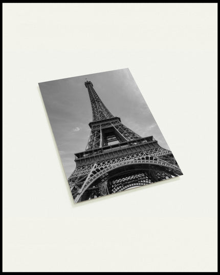 Eine Postkarte vom Eiffelturm in schwarz-weiß.