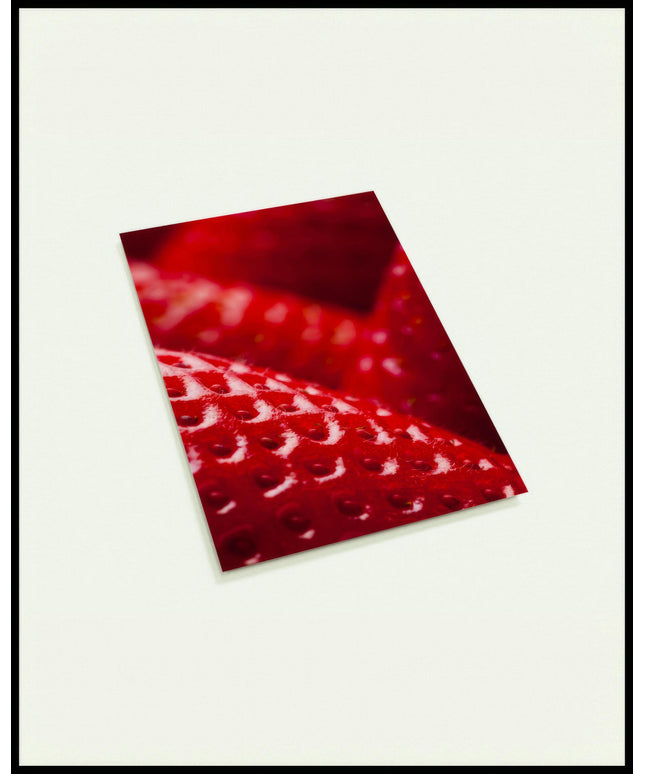 Eine Postkarte von einer Nahaufnahme einer reifen Erdbeere in kräftigem Rot.