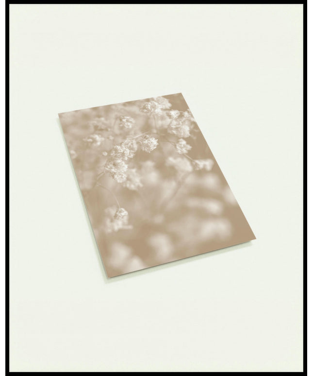 Eine Postkarte von getrocknetem Schleierkraut in sanften Beigetönen.