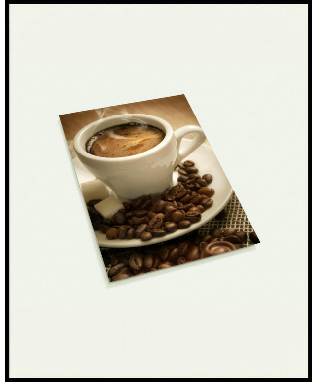 Eine Postkarte von einer dampfenden Tasse Kaffee, umgeben von Kaffeebohnen und Zuckerwürfeln.