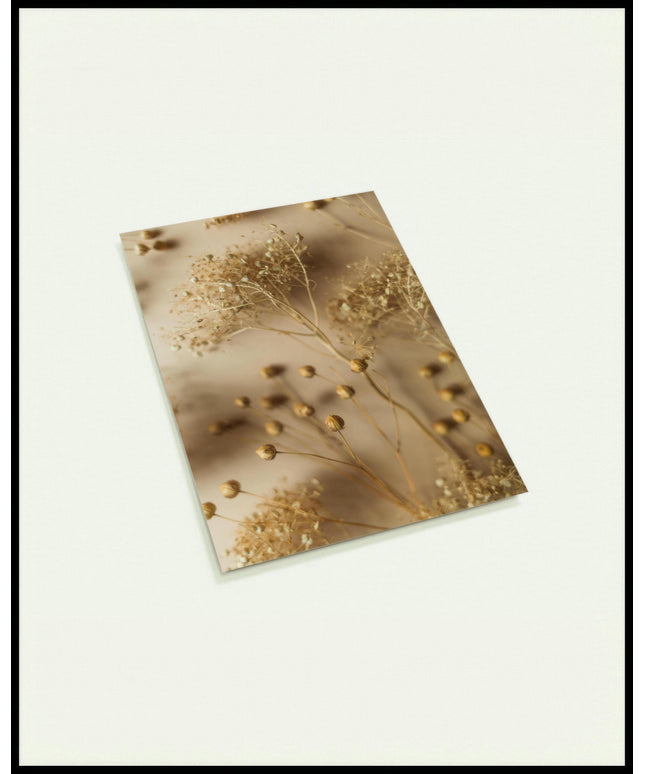 Eine Postkarte von getrockneten Kräutern und Pflanzen in warmen, natürlichen Farbtönen.