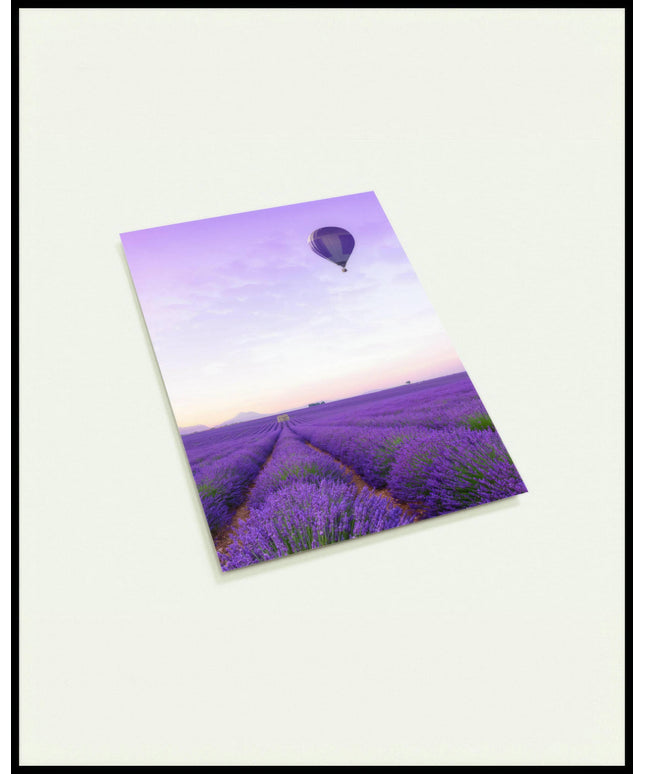 Eine Postkarte von einem Lavendelfeld und einem Heißluftballon mit lila-weißem Muster, der über dem Feld schwebt.