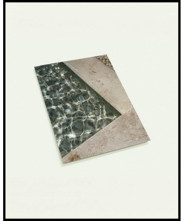 Eine Postkarte von einem Swimming Pool aus Marmor mit einem Mosaikmuster auf dem Beckengrund.