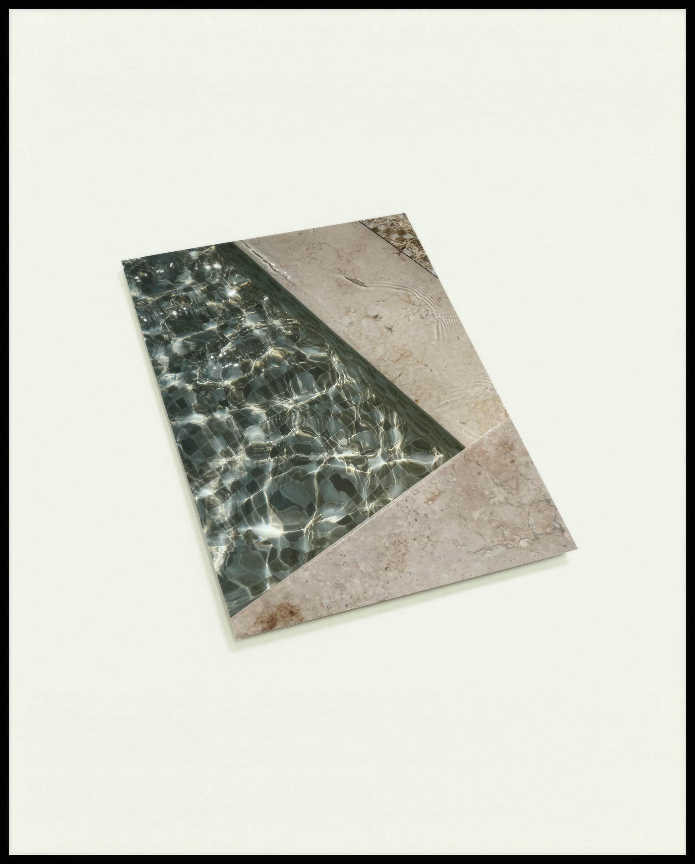 Eine Postkarte von einem Swimming Pool aus Marmor mit einem Mosaikmuster auf dem Beckengrund.