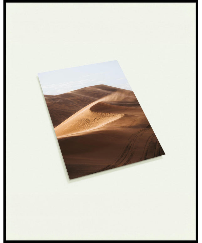 Eine Postkarte von einer Sanddüne in der Wüste.