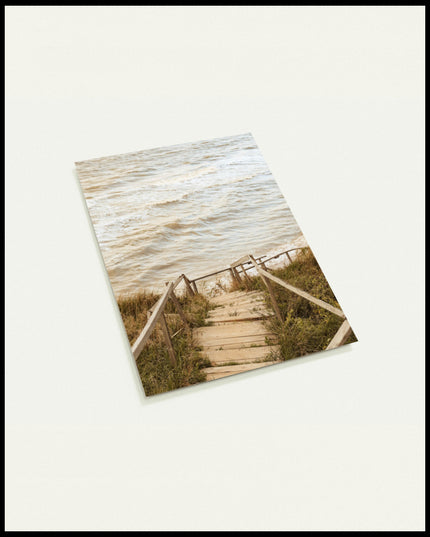 Eine Postkarte von einer Holztreppe die durch Dünen runter zum Strand führt.