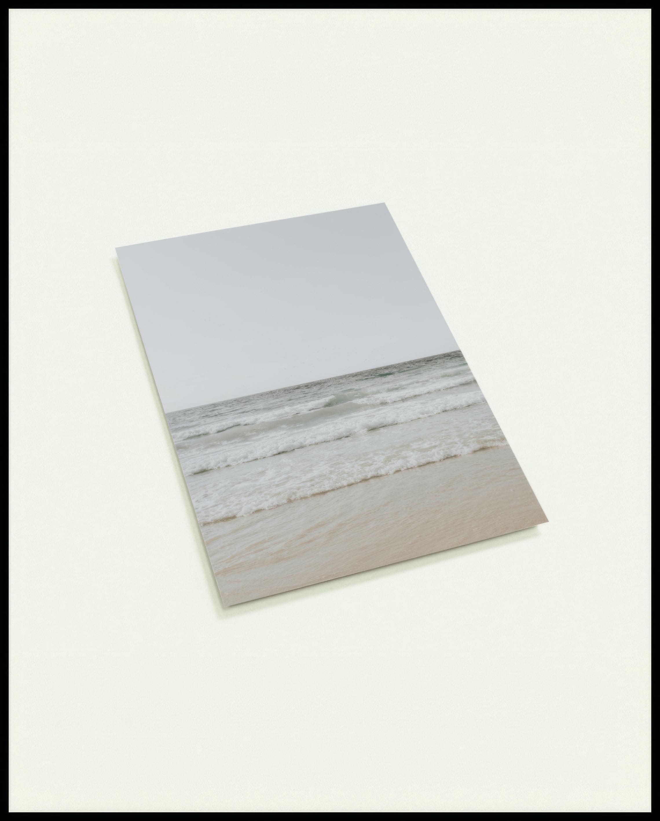 Eine Postkarte von einem Meeresblick auf leichte Wellen.