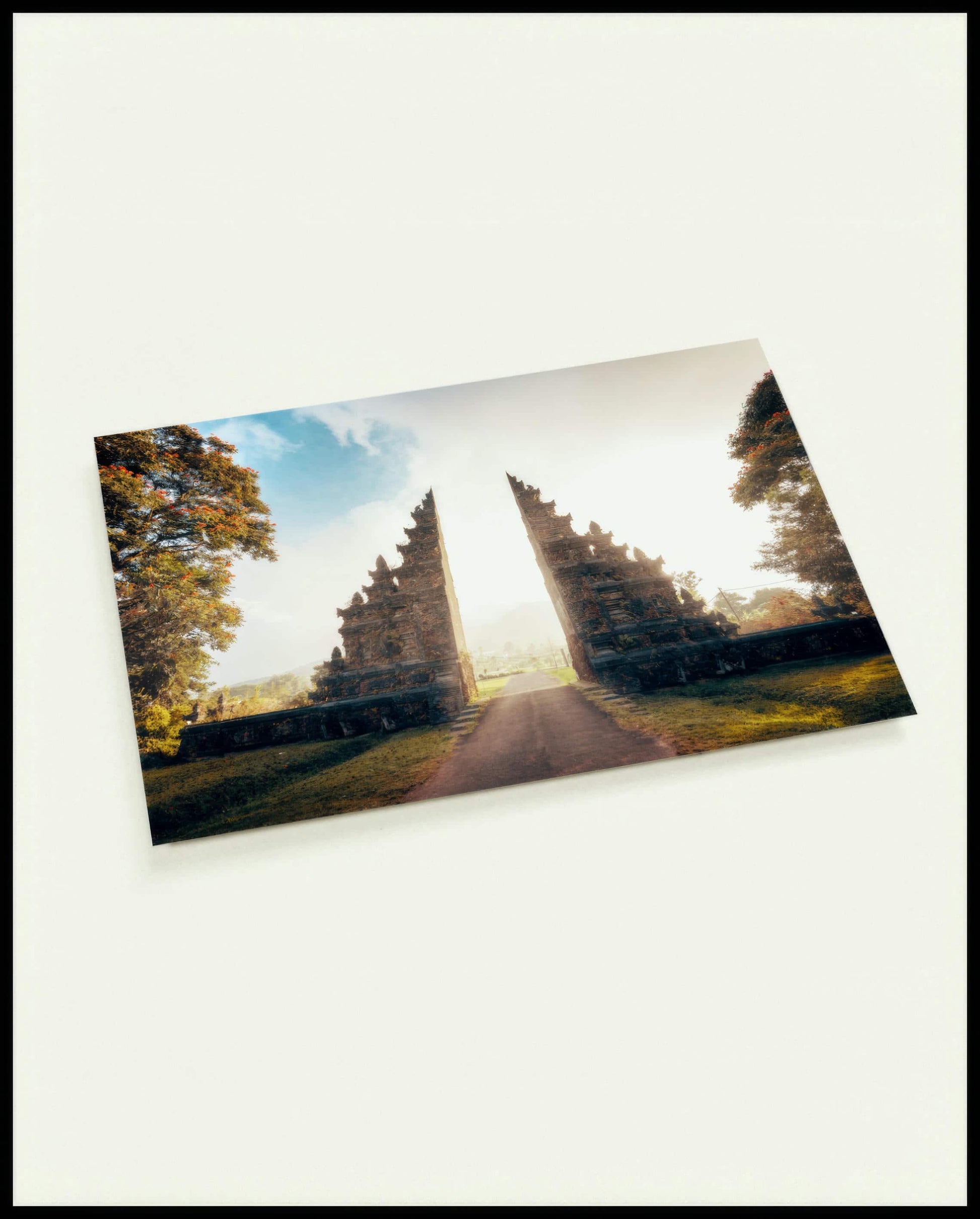 Eine Postkarte vom Eingang einer Tempelanlage.