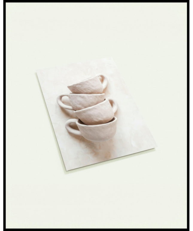 Eine Postkarte von vier ineinander gesteckten, beigefarbenen Tontassen auf beigefarben Untergrund.