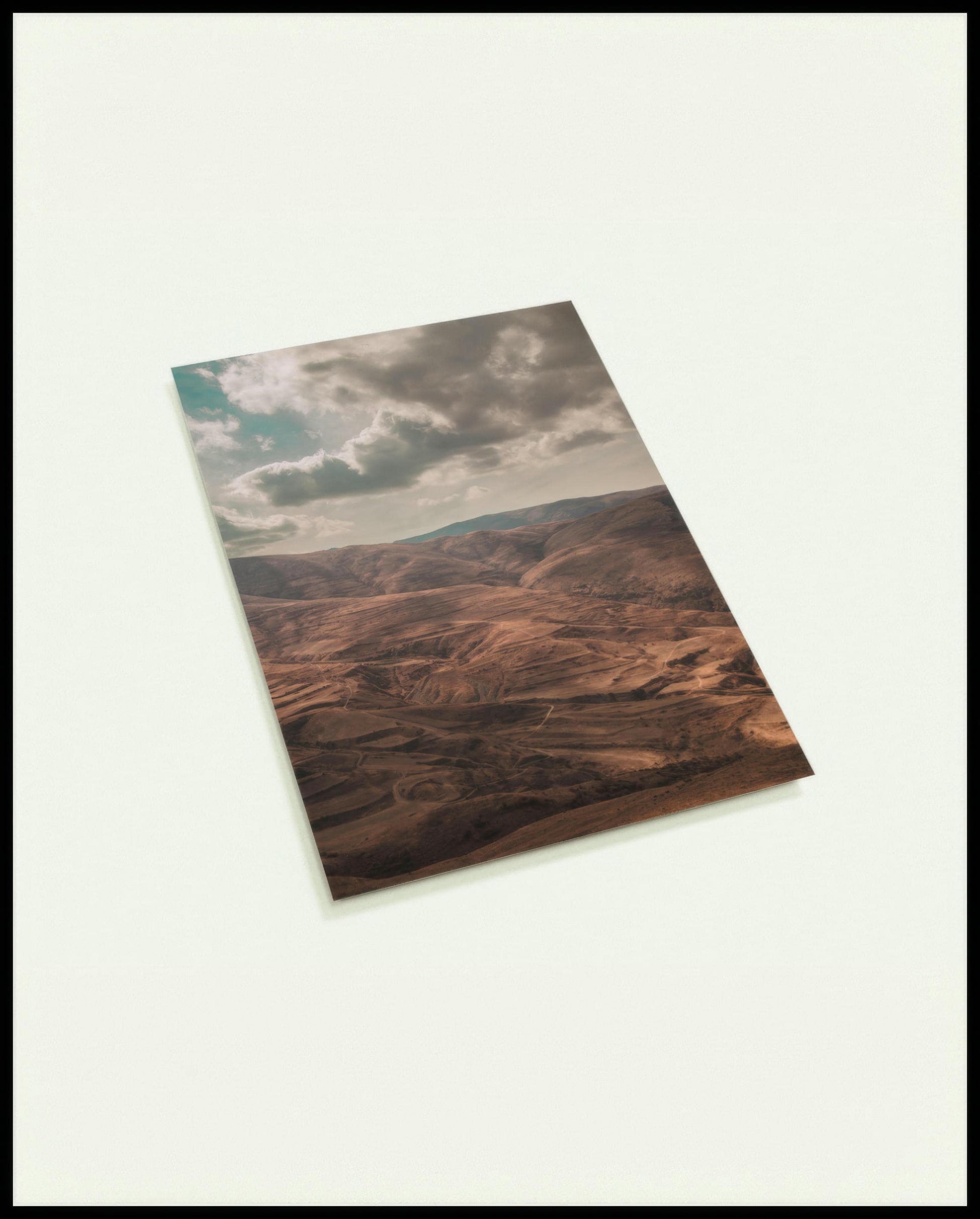 Eine Postkarte von einer trockenen, hügeligen Landschaft.