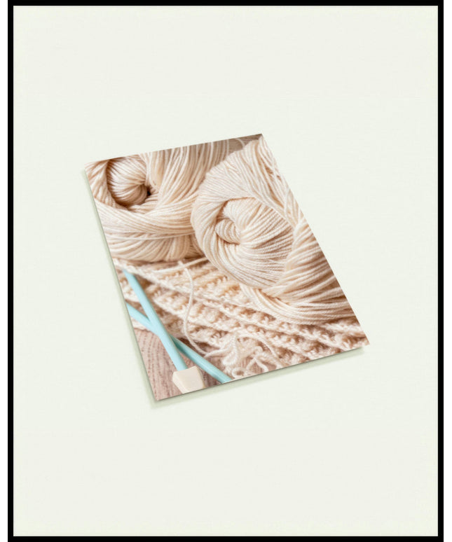 Eine Postkarte von schaumigen Wellen am Strand.