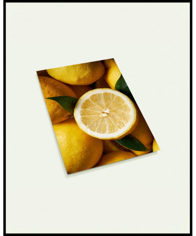 Eine Postkarte von einer Nahaufnahme mehrerer Zitronen.