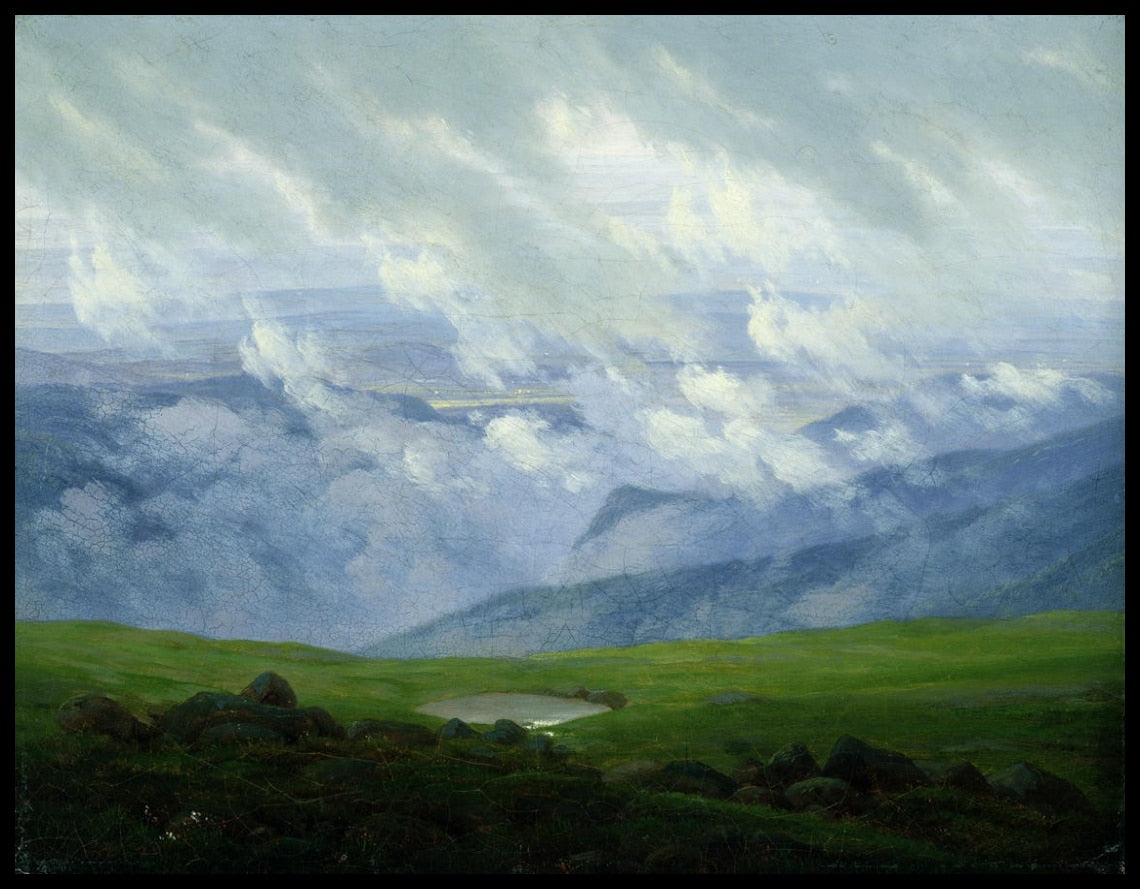 Ein Kunstdruck von Wolken, die über die saftigen Wiesen einer Gebirgslandschaft ziehen